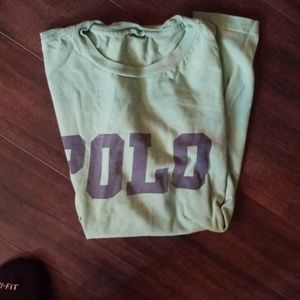 Mens med aqua green polo